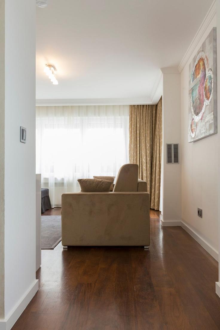Elegante sala de estar con mobiliario moderno en un apartamento en Building Boulevard de la Pétrusse - thequeenluxuryapartments - 1045293 en Luxembourg, Luxembourg