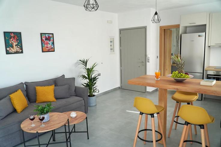 Sala de estar elegantemente projetada com móveis modernos em um apartamento no Building 39C6+62 - thesi-management - 1473563 em Naxos, Naxos