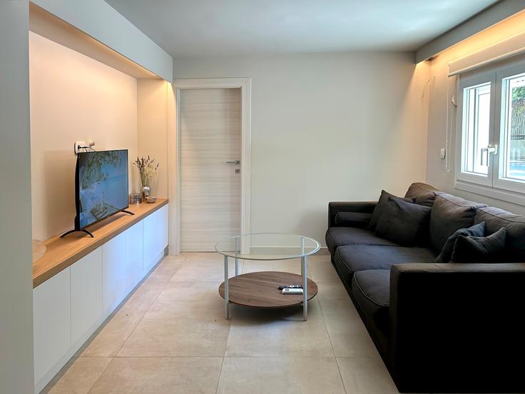 South Athens, Athens에 위치한 Building Pontou - thesi-management - 1581535 유닛의 세련된 인테리어가 돋보이는 거실 South Athens, Athens에 위치한 Building Pontou - thesi-management - 1581535 유닛의 세련된 인테리어가 돋보이는 거실