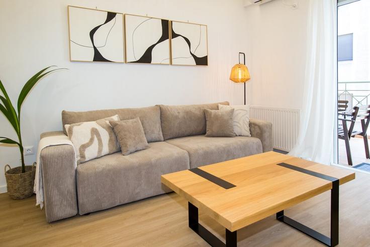 Sala de estar elegantemente projetada com móveis modernos em um apartamento no Building Sikelias - thesi-management - 1473572 em Central Athens, Athens Sala de estar elegantemente projetada com móveis modernos em um apartamento no Building Sikelias - thesi-management - 1473572 em Central Athens, Athens