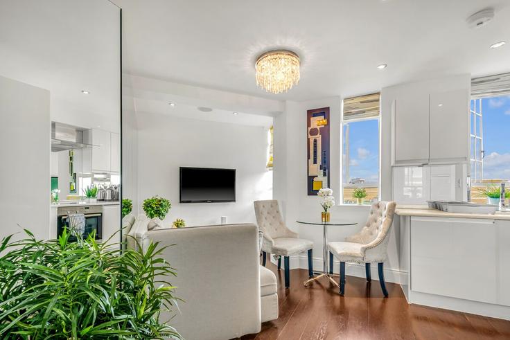 Elegante sala de estar con mobiliario moderno en un apartamento en Building Ixworth Place - thesquare-serviced-apartments - 1271871 - LON en Royal Borough of Kensington and Chelsea, London