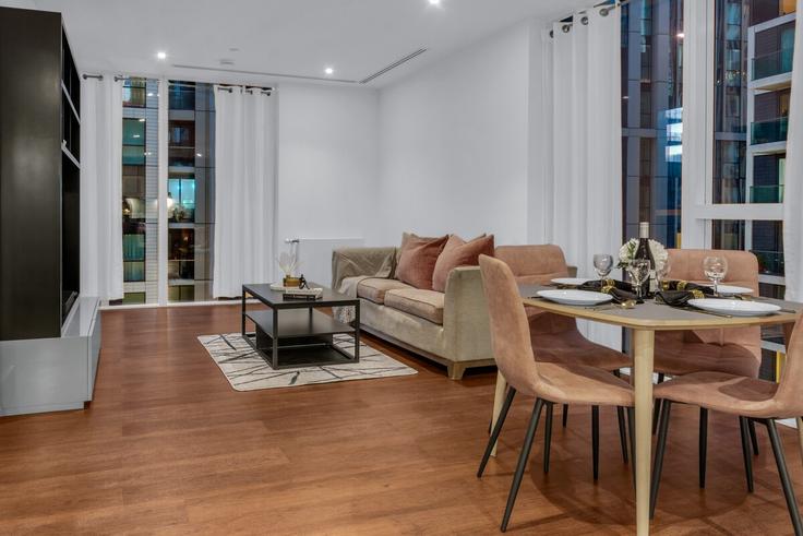 London Borough of Tower Hamlets, London에 위치한 Building Indescon Square - thesquare-serviced-apartments - 1271964 - LON 유닛의 세련된 인테리어가 돋보이는 거실 London Borough of Tower Hamlets, London에 위치한 Building Indescon Square - thesquare-serviced-apartments - 1271964 - LON 유닛의 세련된 인테리어가 돋보이는 거실