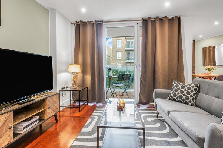 Elegant gestaltetes Wohnzimmer mit moderner Einrichtung in einer Wohnung im Building Three Colt Street - thesquare-serviced-apartments - 1271955 - LON in London Borough of Tower Hamlets, London