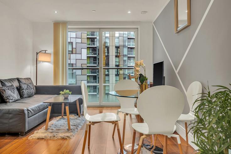 London London Borough of Tower HamletsのBuilding Lincoln Plaza - thesquare-serviced-apartments - 1357505のアパートメントにある、モダンな家具を備えたエレガントなデザインのリビングルーム London London Borough of Tower HamletsのBuilding Lincoln Plaza - thesquare-serviced-apartments - 1357505のアパートメントにある、モダンな家具を備えたエレガントなデザインのリビングルーム