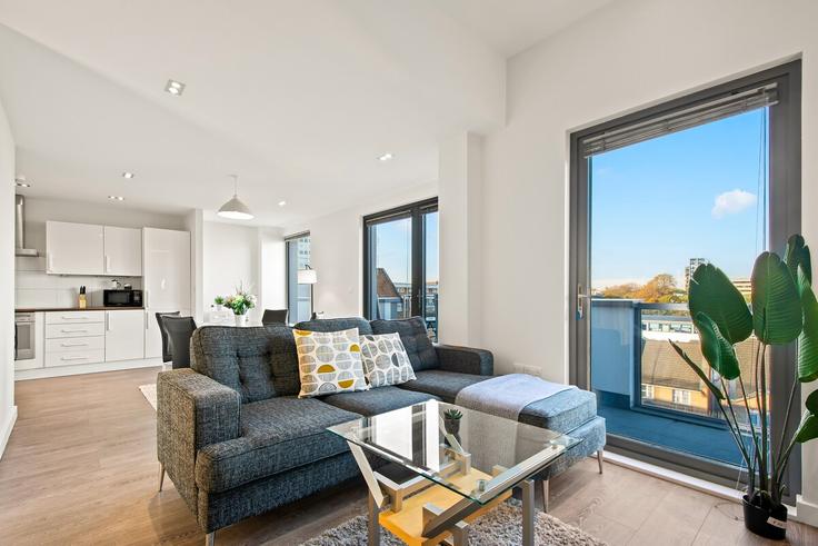 Elegant gestaltetes Wohnzimmer mit moderner Einrichtung in einer Wohnung im Building Mintern Street - thesquare-serviced-apartments - 1367433 in London Borough of Hackney, London