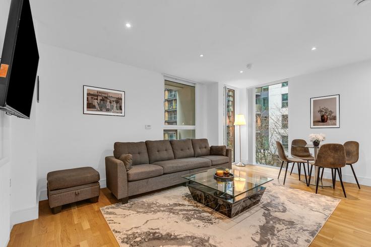 Elegante sala de estar con mobiliario moderno en un apartamento en Building Indescon Square - thesquare-serviced-apartments - 1319948 en London Borough of Tower Hamlets, London Elegante sala de estar con mobiliario moderno en un apartamento en Building Indescon Square - thesquare-serviced-apartments - 1319948 en London Borough of Tower Hamlets, London