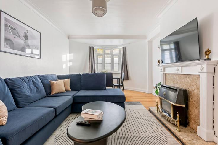 London London Borough of CamdenのBuilding Finchley Road - thesquare-serviced-apartments - 1520984のアパートメントにある、モダンな家具を備えたエレガントなデザインのリビングルーム London London Borough of CamdenのBuilding Finchley Road - thesquare-serviced-apartments - 1520984のアパートメントにある、モダンな家具を備えたエレガントなデザインのリビングルーム