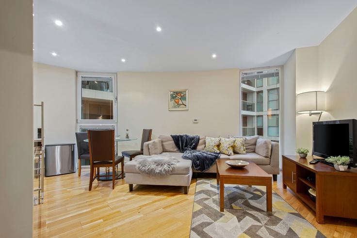Salle de séjour élégante avec mobilier moderne dans un appartement à Building Millharbour - thesquare-serviced-apartments - 1609798 à London Borough of Tower Hamlets, London