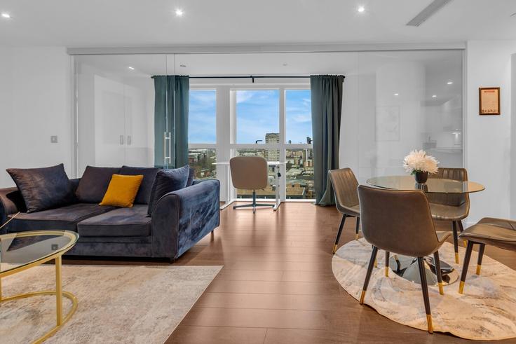 London London Borough of Tower HamletsのBuilding Lincoln Plaza - thesquare-serviced-apartments - 1271972 - LONのアパートメントにある、モダンな家具を備えたエレガントなデザインのリビングルーム