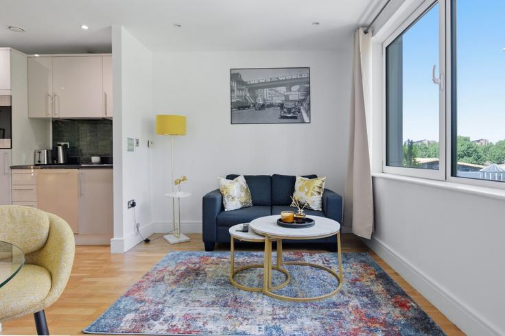 Salle de séjour élégante avec mobilier moderne dans un appartement à Building Dockyard Lane - thesquare-serviced-apartments - 1271961 - LON à London Borough of Tower Hamlets, London