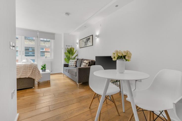 London Borough of Camden, London에 위치한 Building Royal College Street - thesquare-serviced-apartments - 1271966 - LON 유닛의 세련된 인테리어가 돋보이는 거실