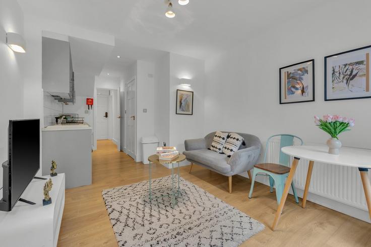 Elegant gestaltetes Wohnzimmer mit moderner Einrichtung in einer Wohnung im Building Loris Road - thesquare-serviced-apartments - 1634810 in London Borough of Hammersmith and Fulham, London
