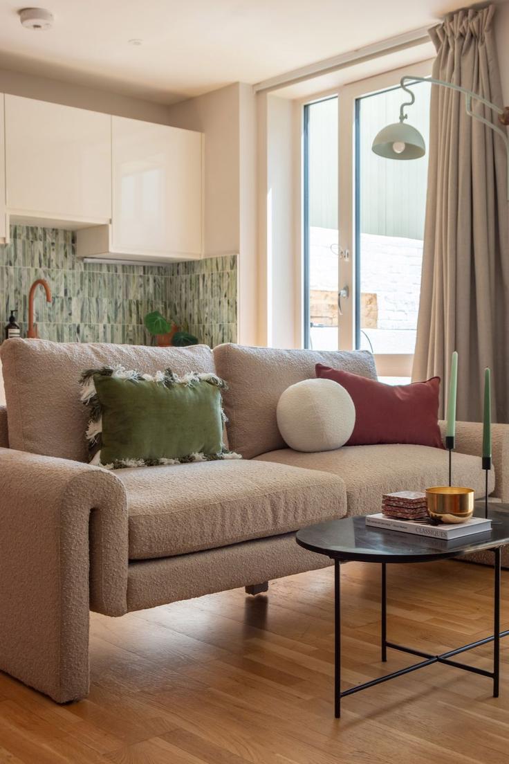 Elegant gestaltetes Wohnzimmer mit moderner Einrichtung in einer Wohnung im Building Commercial Road - thesquare-serviced-apartments - 1510936 in London Borough of Tower Hamlets, London