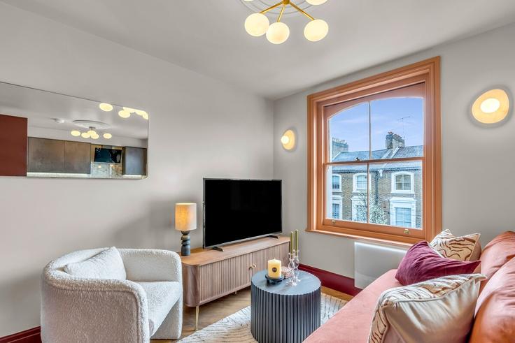 Salle de séjour élégante avec mobilier moderne dans un appartement à Building Overstone Road - thesquare-serviced-apartments - 1271976 - LON à London Borough of Hammersmith and Fulham, London
