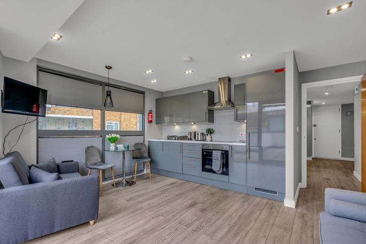 Sala de estar elegantemente projetada com móveis modernos em um apartamento no Building Rushton Street - thesquare-serviced-apartments - 1271946 - LON em London Borough of Hackney, London