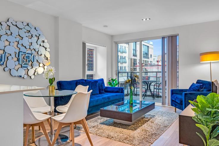Elegant gestaltetes Wohnzimmer mit moderner Einrichtung in einer Wohnung im Building Quaker Street - thesquare-serviced-apartments - 1523575 in London Borough of Hackney, London Elegant gestaltetes Wohnzimmer mit moderner Einrichtung in einer Wohnung im Building Quaker Street - thesquare-serviced-apartments - 1523575 in London Borough of Hackney, London