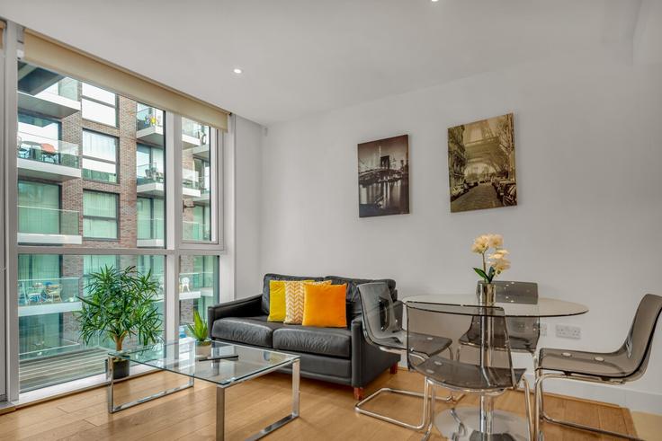 London Borough of Tower Hamlets, London에 위치한 Building Back Church Lane - thesquare-serviced-apartments - 1587913 유닛의 세련된 인테리어가 돋보이는 거실 London Borough of Tower Hamlets, London에 위치한 Building Back Church Lane - thesquare-serviced-apartments - 1587913 유닛의 세련된 인테리어가 돋보이는 거실