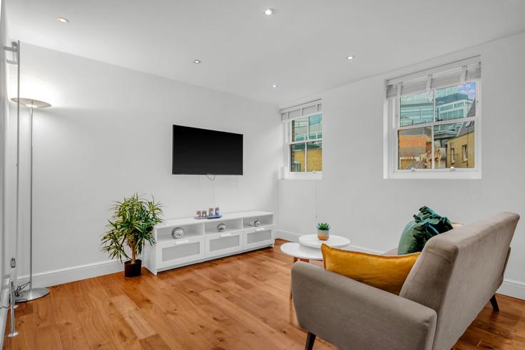 Elegant gestaltetes Wohnzimmer mit moderner Einrichtung in einer Wohnung im Building Artillery Lane - thesquare-serviced-apartments - 1271983 - LON in London Borough of Tower Hamlets, London