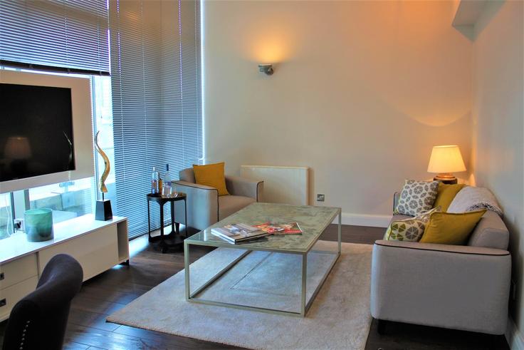 Salle de séjour élégante avec mobilier moderne dans un appartement à Building Mora Street - thesquare-serviced-apartments - 1271880 - LON à London Borough of Islington, London Salle de séjour élégante avec mobilier moderne dans un appartement à Building Mora Street - thesquare-serviced-apartments - 1271880 - LON à London Borough of Islington, London