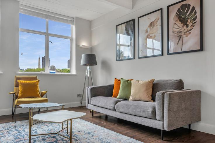 Elegante sala de estar con mobiliario moderno en un apartamento en Building Ironmonger Row - thesquare-serviced-apartments - 1271945 - LON en London Borough of Islington, London Elegante sala de estar con mobiliario moderno en un apartamento en Building Ironmonger Row - thesquare-serviced-apartments - 1271945 - LON en London Borough of Islington, London