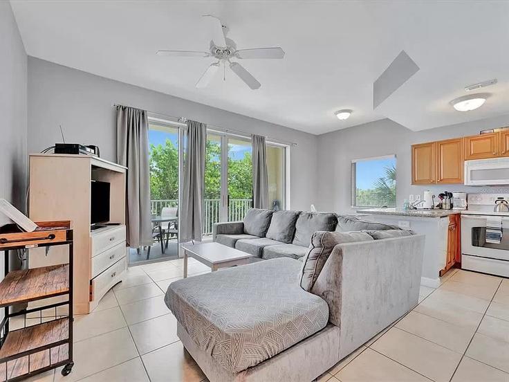 Sala de estar elegantemente projetada com móveis modernos em um apartamento no Building 8800 Bay Pines Blvd APT 101 - thetampavacationcollection - 1032258 - TPA em West Lealman, West Lealman