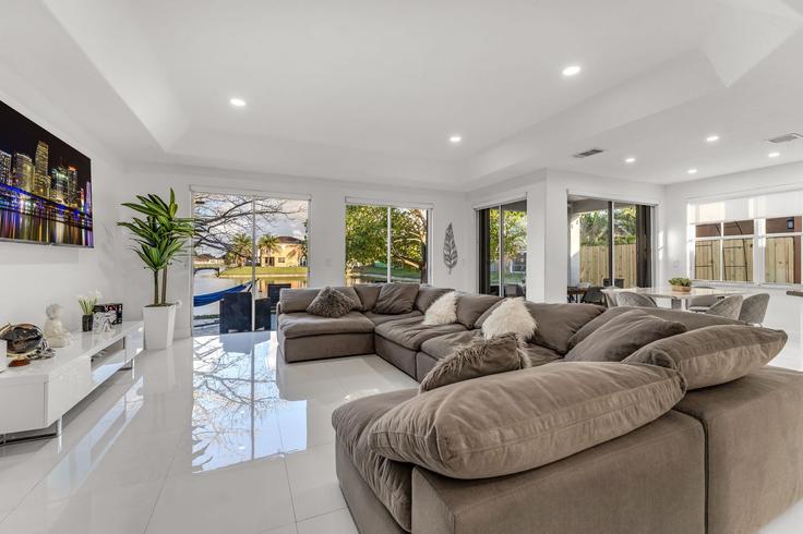 Miami, Miami 소재 Building Southwest 146th Court - thetampavacationcollection - 1366619 유닛에 마련된, 현대적인 가구로 꾸며진 우아한 디자인의 거실