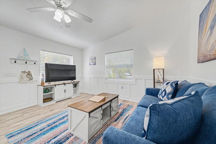 Elegant gestaltetes Wohnzimmer mit moderner Einrichtung in einer Wohnung im Building East Gulf Boulevard - thetampavacationcollection - 1366621 in Indian Rocks Beach, Indian Rocks Beach Elegant gestaltetes Wohnzimmer mit moderner Einrichtung in einer Wohnung im Building East Gulf Boulevard - thetampavacationcollection - 1366621 in Indian Rocks Beach, Indian Rocks Beach