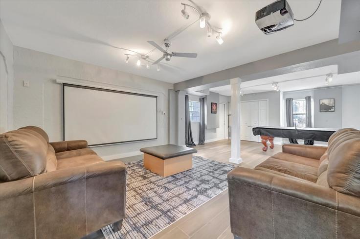 Elegante sala de estar con mobiliario moderno en un apartamento en Building Jacqueline Lane - thetampavacationcollection - 1358957 en Palm Harbor, Palm Harbor