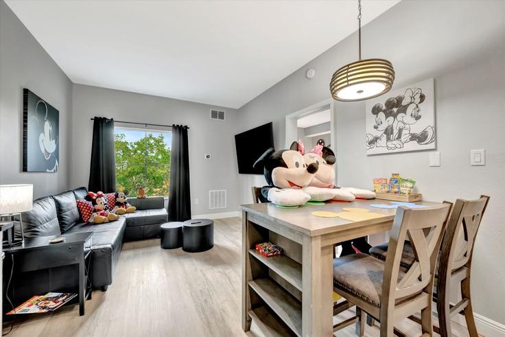 Elegant gestaltetes Wohnzimmer mit moderner Einrichtung in einer Wohnung im Building Palm Parkway - thetampavacationcollection - 1372310 in Orlando, Orlando