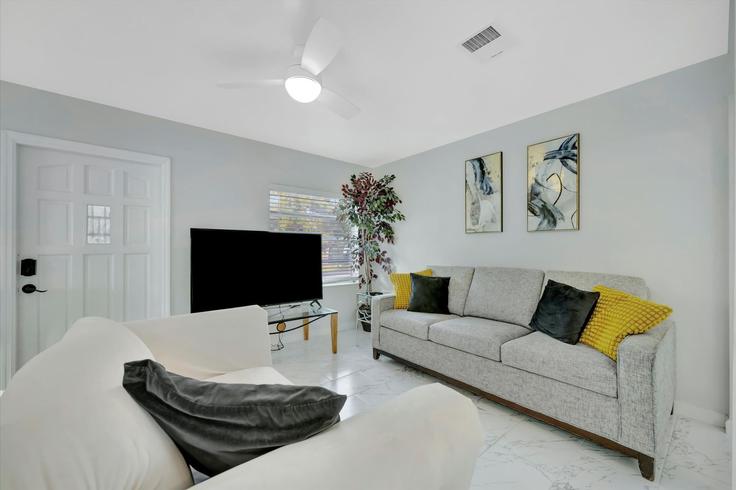 Elegante sala de estar con mobiliario moderno en un apartamento en Building East Yukon Street - thetampavacationcollection - 1396873 en Tampa, Tampa