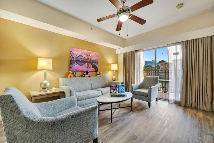 Elegante sala de estar con mobiliario moderno en un apartamento en Building Floridays Resort Drive - thetampavacationcollection - 1507032 en Orlando, Orlando