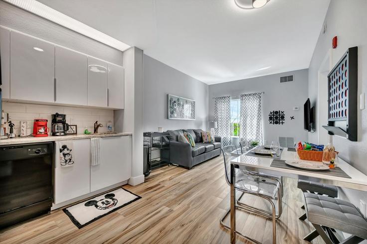 Building Palm Parkway - thetampavacationcollection - 1511593 adresindeki bir dairede modern mobilyalarla zarif bir şekilde tasarlanmış oturma odası Orlando, Orlando