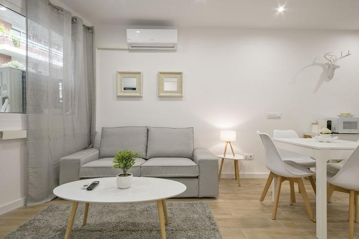 Salle de séjour élégante avec mobilier moderne dans un appartement à Building Carrer de Galileu - thewhiteflatsbcn - 1470197 à Les Corts, Barcelona Salle de séjour élégante avec mobilier moderne dans un appartement à Building Carrer de Galileu - thewhiteflatsbcn - 1470197 à Les Corts, Barcelona