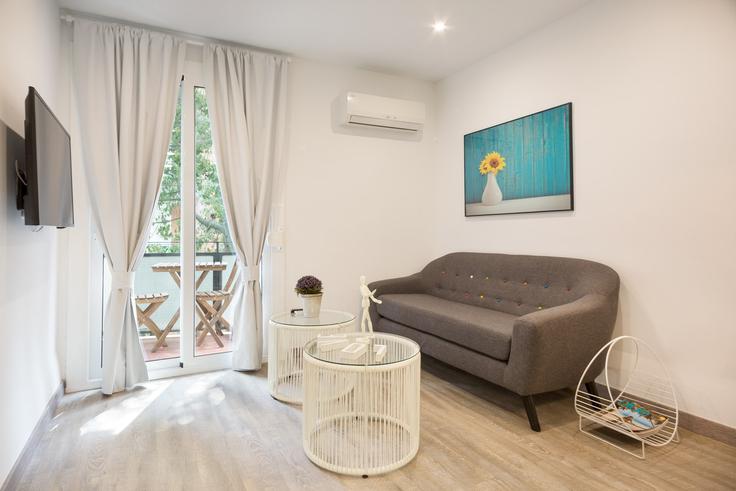 Elegant gestaltetes Wohnzimmer mit moderner Einrichtung in einer Wohnung im Building Carrer de Galileu - thewhiteflatsbcn - 1470207 in Les Corts, Barcelona Elegant gestaltetes Wohnzimmer mit moderner Einrichtung in einer Wohnung im Building Carrer de Galileu - thewhiteflatsbcn - 1470207 in Les Corts, Barcelona
