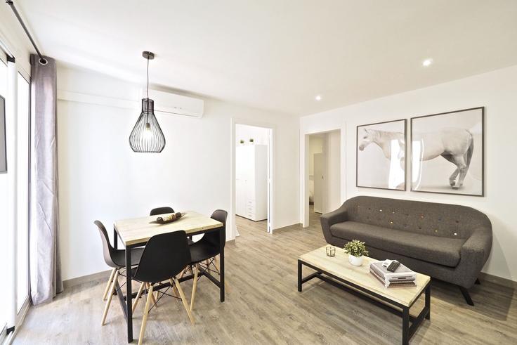 Elegant gestaltetes Wohnzimmer mit moderner Einrichtung in einer Wohnung im Building Carrer de Galileu - thewhiteflatsbcn - 1470223 in Les Corts, Barcelona Elegant gestaltetes Wohnzimmer mit moderner Einrichtung in einer Wohnung im Building Carrer de Galileu - thewhiteflatsbcn - 1470223 in Les Corts, Barcelona