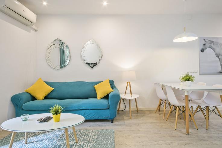 Elegante sala de estar con mobiliario moderno en un apartamento en Building Carrer de Galileu - thewhiteflatsbcn - 1470195 en Les Corts, Barcelona