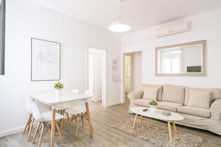 Elegante sala de estar con mobiliario moderno en un apartamento en Building Carrer de Galileu - thewhiteflatsbcn - 1470217 en Les Corts, Barcelona Elegante sala de estar con mobiliario moderno en un apartamento en Building Carrer de Galileu - thewhiteflatsbcn - 1470217 en Les Corts, Barcelona