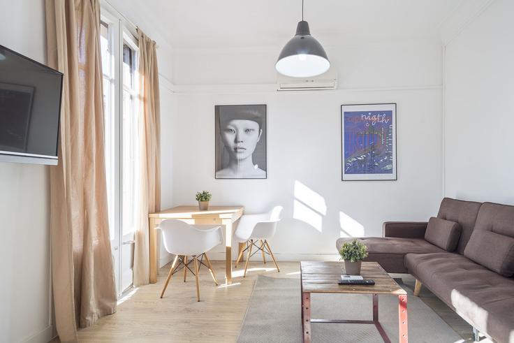 Barcelona EixampleのBuilding Carrer de París Esquina Carrer d'Aribau - thewhiteflatsbcn - 1470199のアパートメントにある、モダンな家具を備えたエレガントなデザインのリビングルーム Barcelona EixampleのBuilding Carrer de París Esquina Carrer d'Aribau - thewhiteflatsbcn - 1470199のアパートメントにある、モダンな家具を備えたエレガントなデザインのリビングルーム