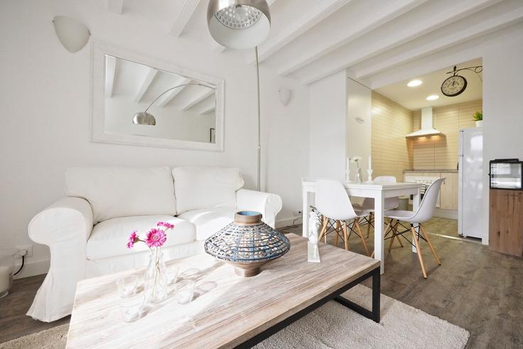 Salle de séjour élégante avec mobilier moderne dans un appartement à Building Carrer del Comte Borrell - thewhiteflatsbcn - 1470208 à Eixample, Barcelona Salle de séjour élégante avec mobilier moderne dans un appartement à Building Carrer del Comte Borrell - thewhiteflatsbcn - 1470208 à Eixample, Barcelona