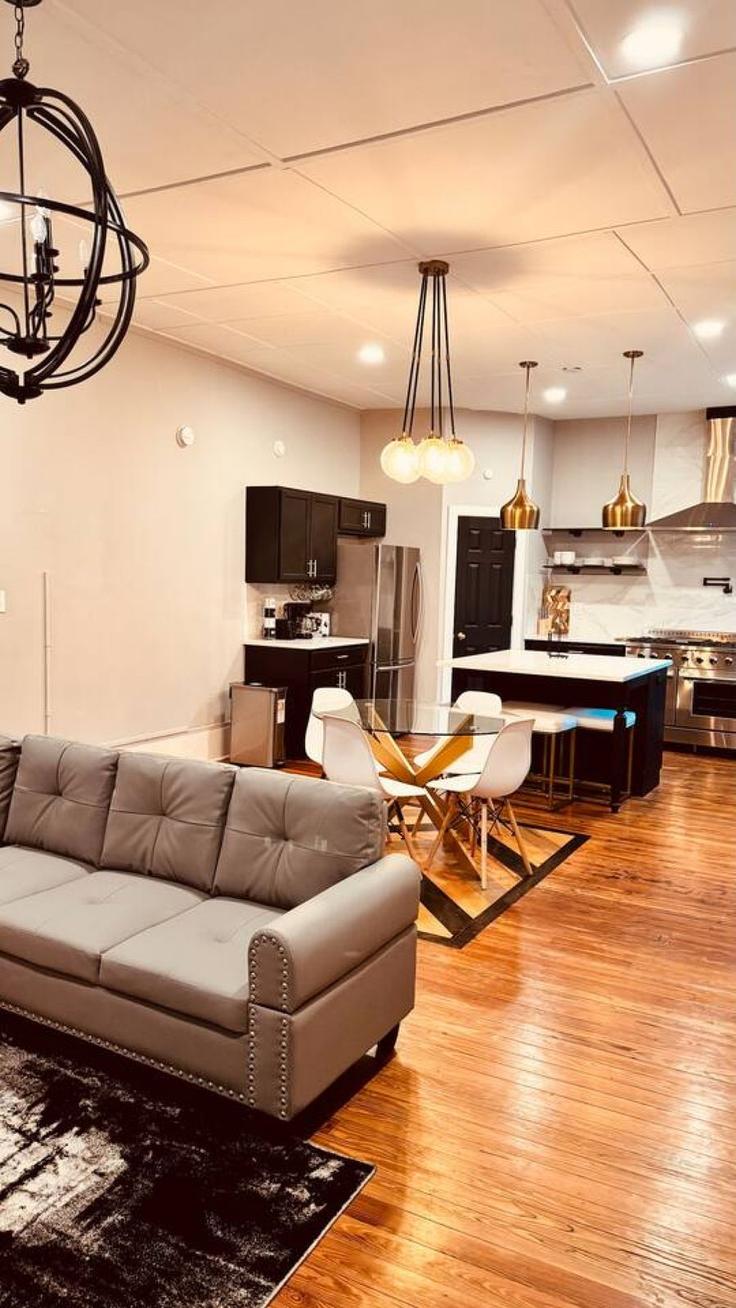 Covington, Covington에 위치한 Building Worsham Street Northeast - this-girl-properties-llc - 1390587 유닛의 세련된 인테리어가 돋보이는 거실 Covington, Covington에 위치한 Building Worsham Street Northeast - this-girl-properties-llc - 1390587 유닛의 세련된 인테리어가 돋보이는 거실