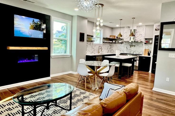 Covington, Covington에 위치한 Building Worsham Street Northeast - this-girl-properties-llc - 1390588 유닛의 세련된 인테리어가 돋보이는 거실 Covington, Covington에 위치한 Building Worsham Street Northeast - this-girl-properties-llc - 1390588 유닛의 세련된 인테리어가 돋보이는 거실