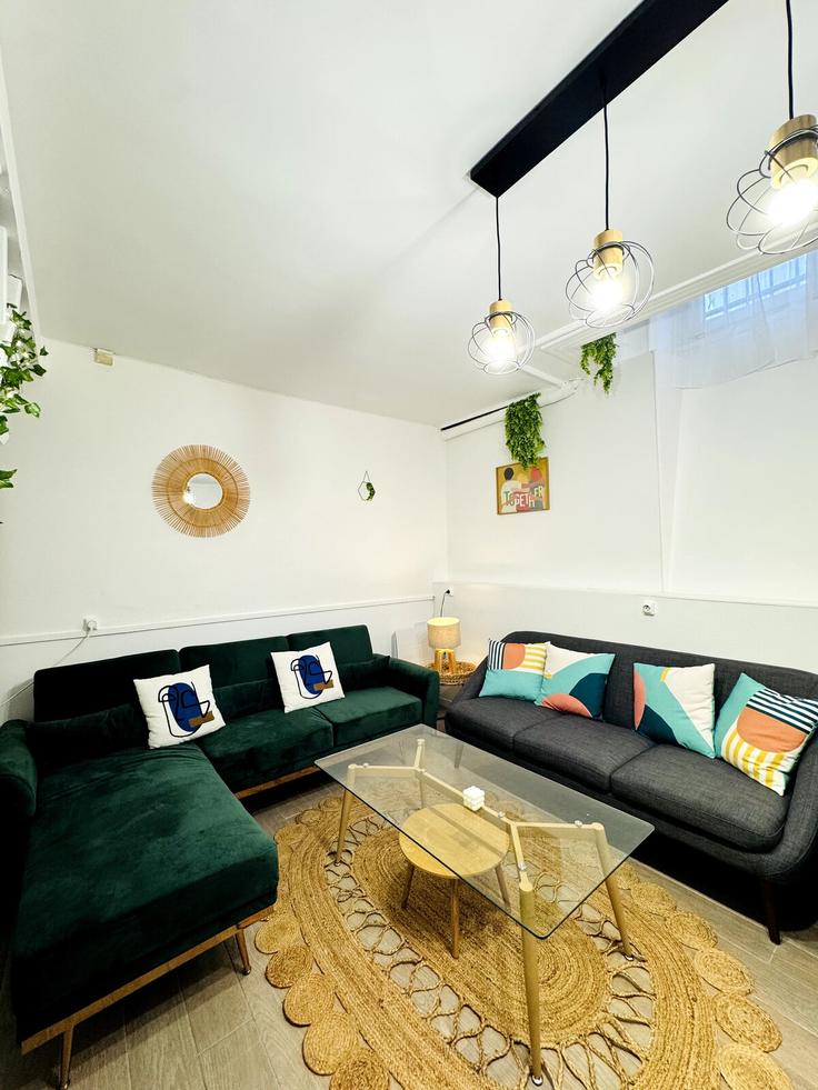Elegant gestaltetes Wohnzimmer mit moderner Einrichtung in einer Wohnung im Building Rue Claude Terrasse - this-is-your-place - 1633485 in 16th arrondissement, Paris Elegant gestaltetes Wohnzimmer mit moderner Einrichtung in einer Wohnung im Building Rue Claude Terrasse - this-is-your-place - 1633485 in 16th arrondissement, Paris