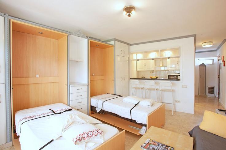 Elegant gestaltetes Wohnzimmer mit moderner Einrichtung in einer Wohnung im Building Calle Cuesta Correa - time-and-home - 1282181 - MLG in Marbella, Marbella Elegant gestaltetes Wohnzimmer mit moderner Einrichtung in einer Wohnung im Building Calle Cuesta Correa - time-and-home - 1282181 - MLG in Marbella, Marbella