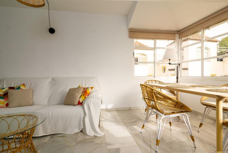 Marbella MarbellaのBuilding Calle Frankfurt - time-and-home - 1282205 - MLGのアパートメントにある、モダンな家具を備えたエレガントなデザインのリビングルーム