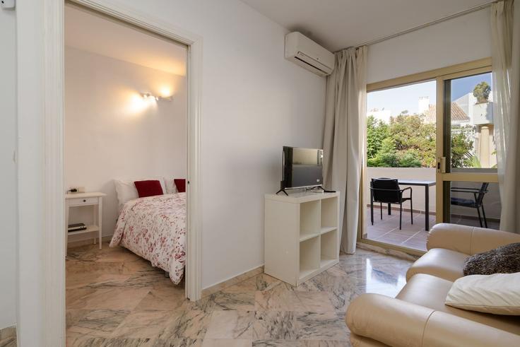 Salle de séjour élégante avec mobilier moderne dans un appartement à Building Calle de Marcasitas - time-and-home - 1368705 à Marbella, Marbella Salle de séjour élégante avec mobilier moderne dans un appartement à Building Calle de Marcasitas - time-and-home - 1368705 à Marbella, Marbella