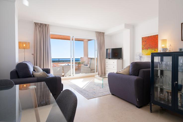 Salle de séjour élégante avec mobilier moderne dans un appartement à Building Calle Lila - time-and-home - 1370167 à Marbella, Marbella