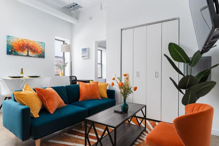 Building West Lawrence Avenue - titboventuresllc - 1058519 - CHI adresindeki bir dairede modern mobilyalarla zarif bir şekilde tasarlanmış oturma odası Chicago, Chicago