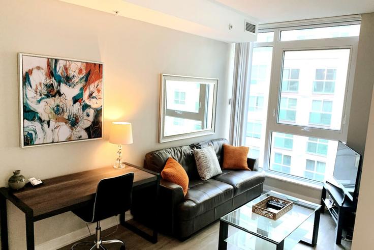 Salle de séjour élégante avec mobilier moderne dans un appartement à Building Richmond Street West - to-stays-inc - 1471511 à Old Toronto, Toronto Salle de séjour élégante avec mobilier moderne dans un appartement à Building Richmond Street West - to-stays-inc - 1471511 à Old Toronto, Toronto