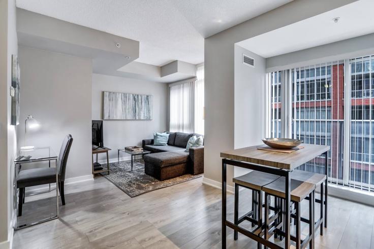Salle de séjour élégante avec mobilier moderne dans un appartement à Building Nelson Street - to-stays-inc - 1471513 à Old Toronto, Toronto Salle de séjour élégante avec mobilier moderne dans un appartement à Building Nelson Street - to-stays-inc - 1471513 à Old Toronto, Toronto