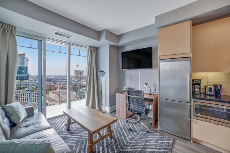 Elegante sala de estar con mobiliario moderno en un apartamento en Building Front Street West - to-stays-inc - 1471490 en Old Toronto, Toronto Elegante sala de estar con mobiliario moderno en un apartamento en Building Front Street West - to-stays-inc - 1471490 en Old Toronto, Toronto